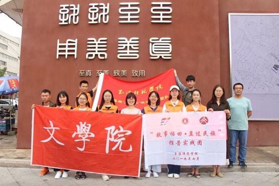 凯莉詹娜出席巴黎大秀，淡黄色轻纱裙搭配水晶高跟，女王范十足！