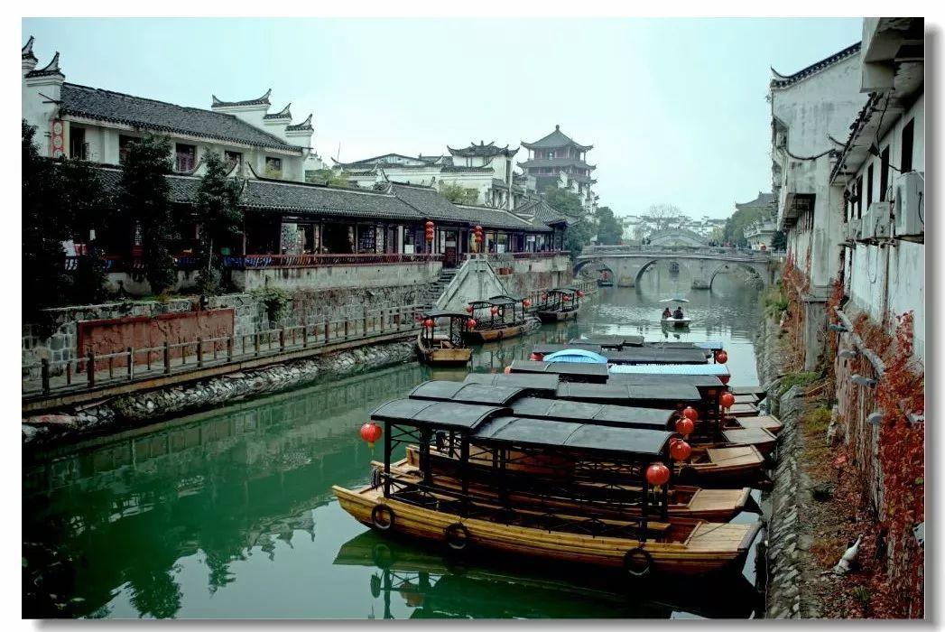 凯莉詹娜出席巴黎大秀,淡黄色轻纱裙搭配水晶高跟,女王范十足!